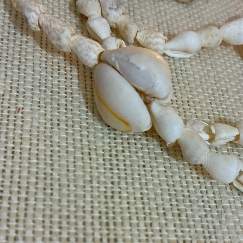 Elegant vintage Shell Necklace